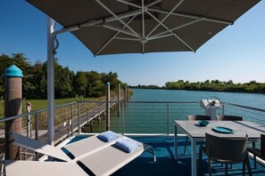 Outdoor dining - Tranquil Marina Azzurra Resort House Boat 2BR Sleeps 6 (Lignano Sabbiadoro)