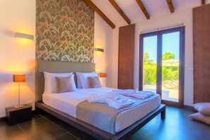3 habitaciones, tabla de planchar con plancha y cuna de viaje