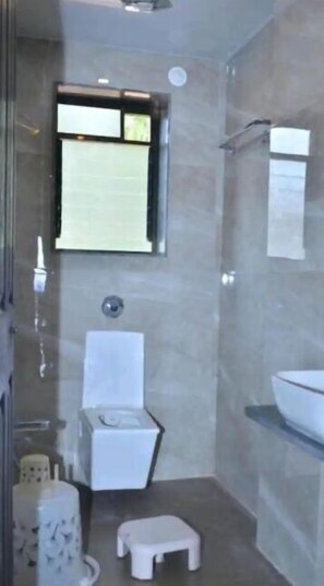 Towels, soap, shampoo, toilet paper