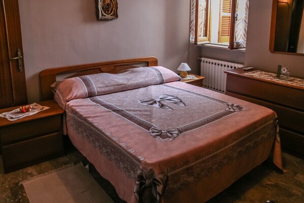 2 bedrooms, iron/ironing board, WiFi