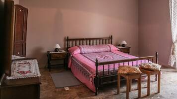 2 bedrooms, iron/ironing board, WiFi