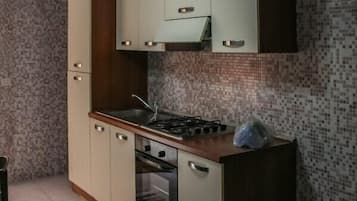 Réfrigérateur, four, plaque de cuisson, cafetiÚre/bouilloire