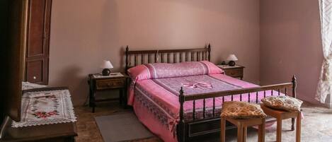 2 bedrooms, iron/ironing board, WiFi