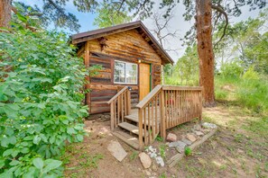 Eine rustikale Holzhütte mit Veranda und Fenster.
