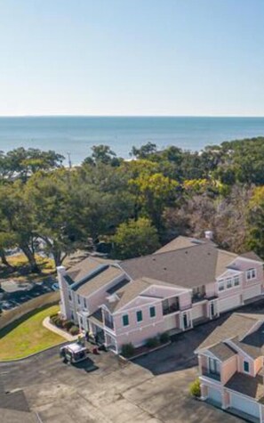 Exterior - Villa Vacation on the Gulf. Spacious and private 2 bed/2 ba steps from the beach (Gulfport)