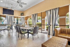 Interior - Villa Vacation on the Gulf. Spacious and private 2 bed/2 ba steps from the beach (Gulfport)