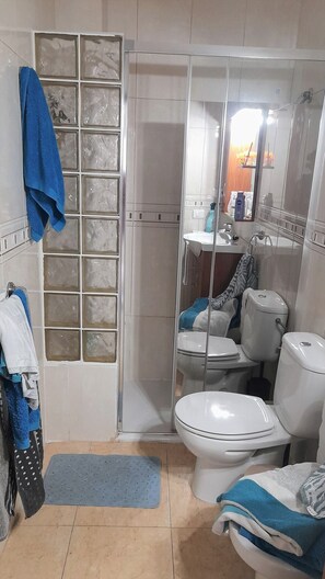 Regadera, bidet, toallas, jabón 