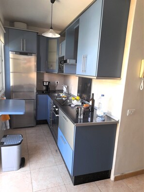 Refrigerador, microondas, parrilla de estufa y cafetera y tetera 