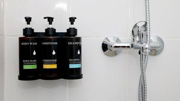 Secadora de cabello, toallas, jabón, shampoo