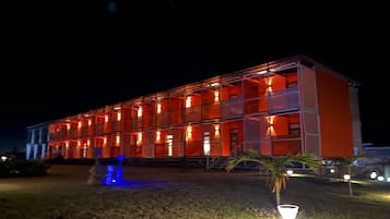 Vista frontal de la propiedad