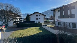 Ein Wohngebiet mit einem weißen Gebäude, das einen Balkon und ein Schild mit der Aufschrift 'Hotel' hat.