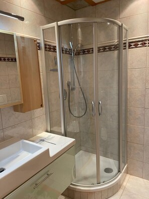 Haartrockner, Handtücher, Seife, Toilettenpapier