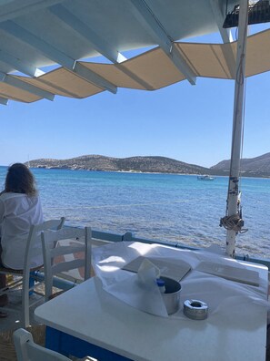 Outdoor dining - Waterlily Villa located in the beautiful bay of Agios Georgios in Antiparos! (Antiparos)