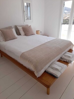 2 bedrooms, WiFi, bed sheets - Waterlily Villa located in the beautiful bay of Agios Georgios in Antiparos! (Antiparos)