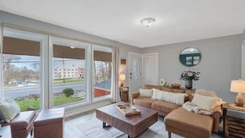 Een televisie en tafelvoetbal