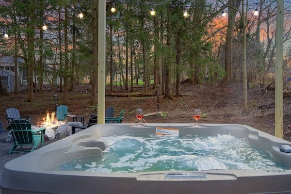 Outdoor spa tub