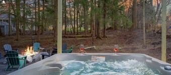 Hot Tub, Game Room, Near SU, sleeps 10