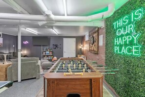 Game room - Hot Tub, Game Room, Near SU, sleeps 10 (Syracuse)