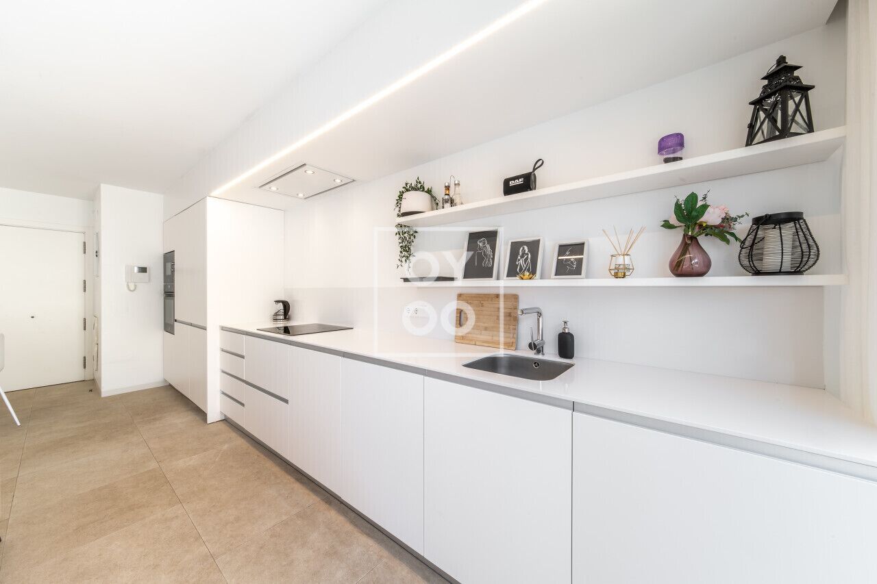 Een koelkast, een magnetron, een oven, een vaatwasser