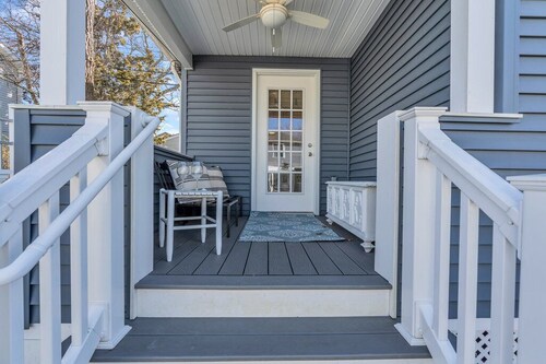 Cozy & Quiet 2 Bedroom Beach Cottage - Only 2 Blocks from Beach!