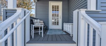 Cozy & Quiet 2 Bedroom Beach Cottage - Only 2 Blocks from Beach!