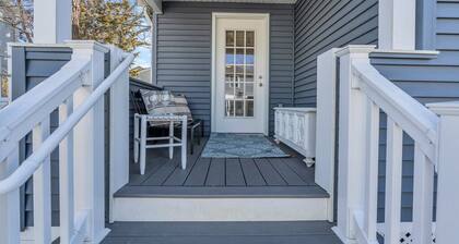 Cozy & Quiet 2 Bedroom Beach Cottage - Only 2 Blocks from Beach!