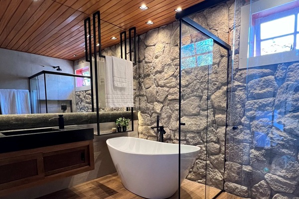CASA VERMELHA E AZUL COMPLETA 1 SUITE | Bathroom | Hair dryer, towels
