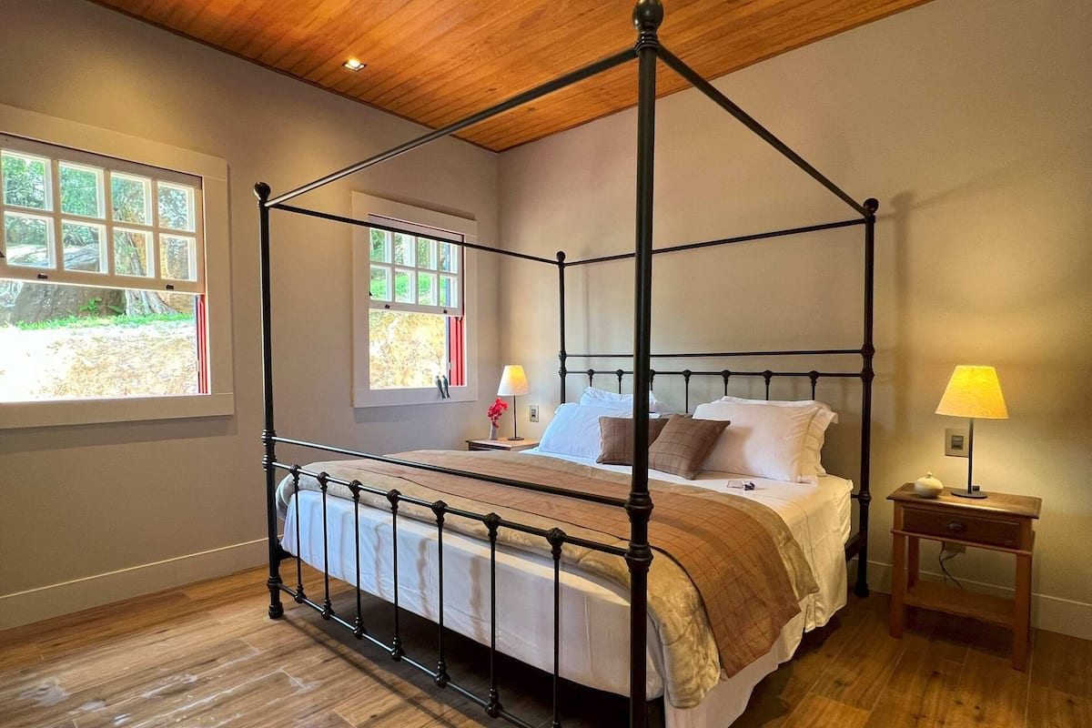 CASA VERMELHA E AZUL COMPLETA 1 SUITE | 1 bedroom, Egyptian cotton sheets, premium bedding, pillow-top beds
