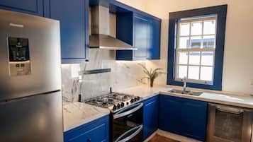 CASA PRINCIPAL 2 QUARTOS | Private kitchen | Fridge, microwave, oven, dishwasher