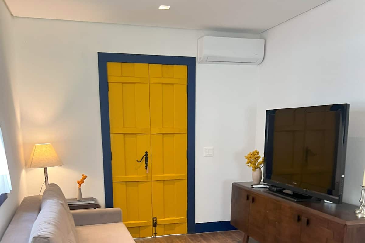 CASA AMARELA E AZUL COMPLETA COM 1 SUITE | Living room | 55-inch LCD TV with digital channels, Netflix, streaming services