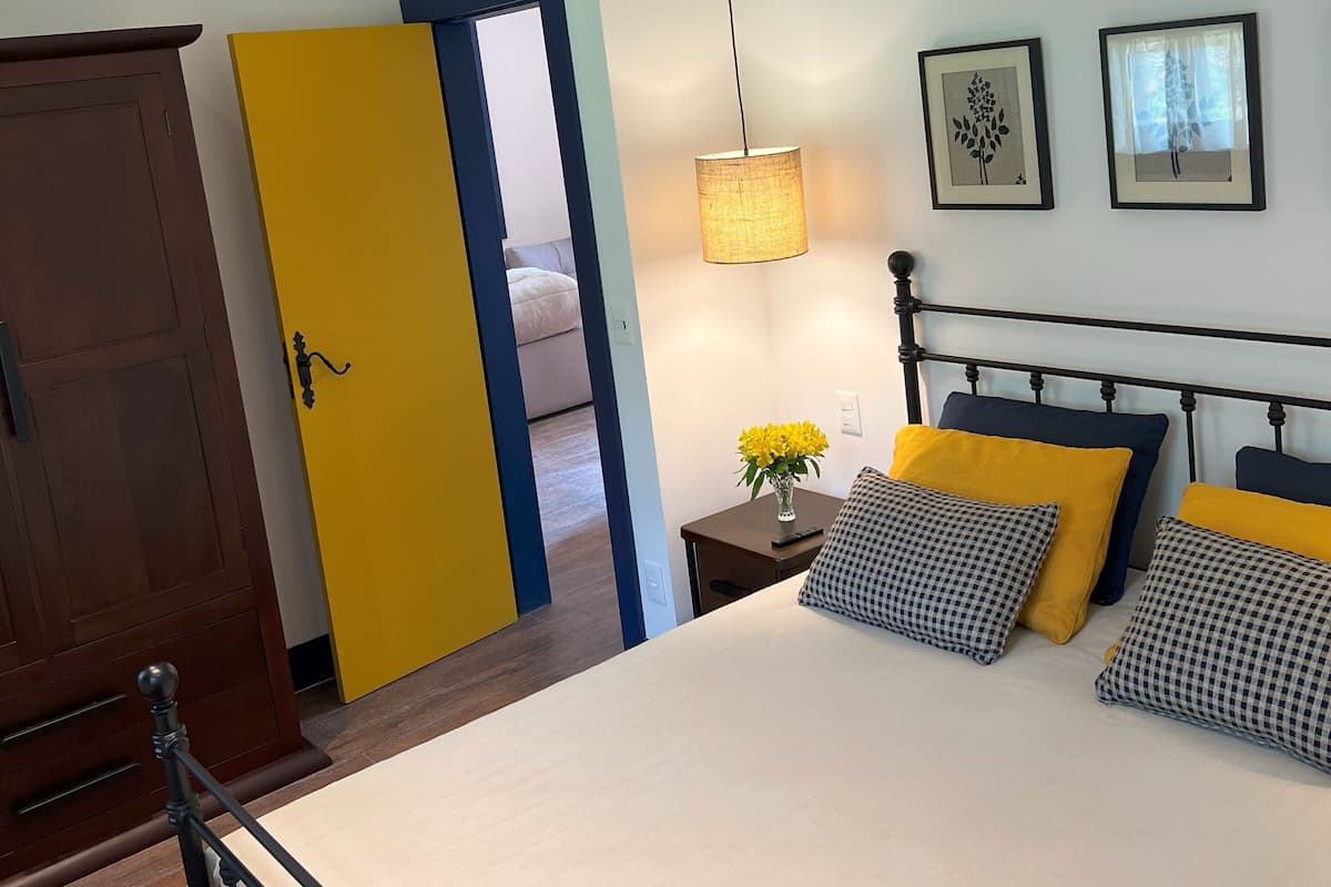 CASA AMARELA E AZUL COMPLETA 2 SUITES | 1 bedroom, Egyptian cotton sheets, premium bedding, pillow-top beds