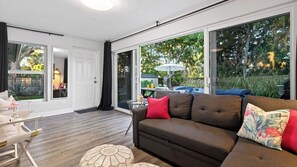 House (3 Bedrooms) | Interior - Hot Tub, Firepit, Deck | 10mins to Beach | Middle Terrace Cottage by AvantStay (Fort Lauderdale)