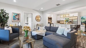 House (3 Bedrooms) | Interior - Hot Tub, Firepit, Deck | 10mins to Beach | Middle Terrace Cottage by AvantStay (Fort Lauderdale)