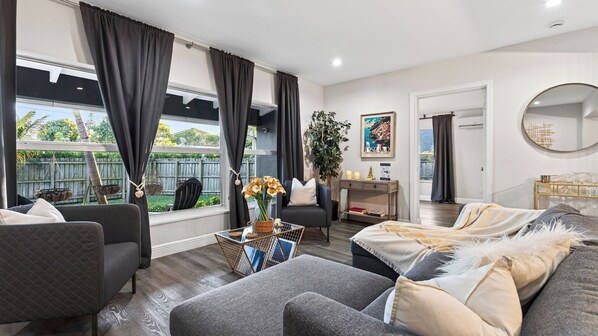 Interior - Hot Tub, Firepit, Deck | 10mins to Beach | Middle Terrace Cottage by AvantStay (Fort Lauderdale)