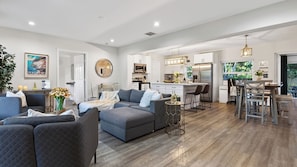 Interior - Hot Tub, Firepit, Deck | 10mins to Beach | Middle Terrace Cottage by AvantStay (Fort Lauderdale)