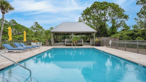 Steps to the Beach, Pool + Hot Tub Renovated Retreat Sea Haven by Avantstay
