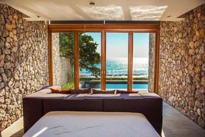 Royal Villa with Oceanfront Pool - Tolani Resort Kui Buri
