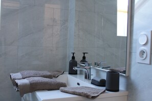 Een douche, een haardroger, handdoeken, zeep