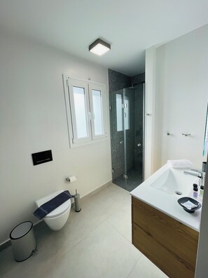 Room, 3 Bedrooms, Accessible, Smoking | Bathroom