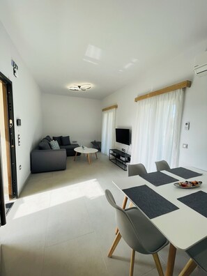 Room, 3 Bedrooms, Accessible, Smoking | Living room