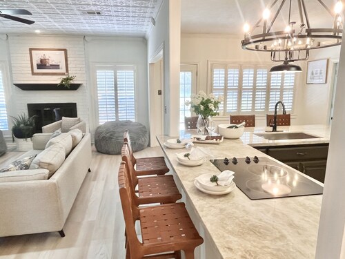 3 mi to Kyle Field, Farm house Ranchette, sleeps 20!