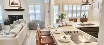 3 mi to Kyle Field, Farm house Ranchette, sleeps 20!