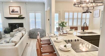 3 mi to Kyle Field, Farm house Ranchette, sleeps 20!