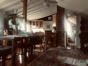 Interior - Waterview and Easy Walk to all Downtown Newport, Mansions, Cliffwalk, Thames St (Newport)