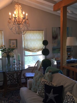 Living area - Waterview and Easy Walk to all Downtown Newport, Mansions, Cliffwalk, Thames St (Newport)