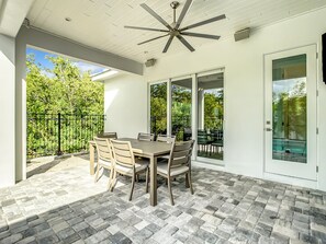 Outdoor dining - New Luxury Duplex, Private Pool, Walk to Flagler (New Smyrna Beach)