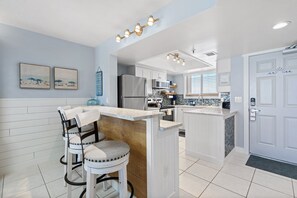 Kylskåp, mikrovågsugn, ugn och spishäll