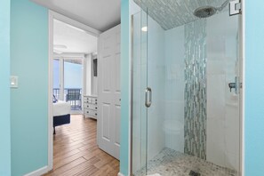 Regadera, secadora de cabello, toallas