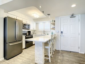 冷蔵庫、電子レンジ、オーブン、コンロ