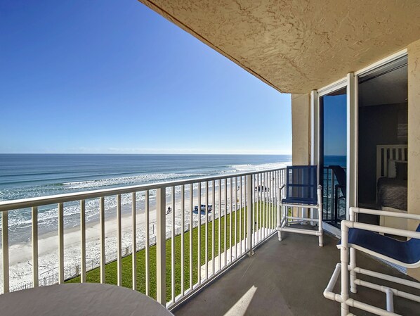 Property grounds - Beachfront Condo - Pool, BBQ & Steps from Flagler Ave (New Smyrna Beach)